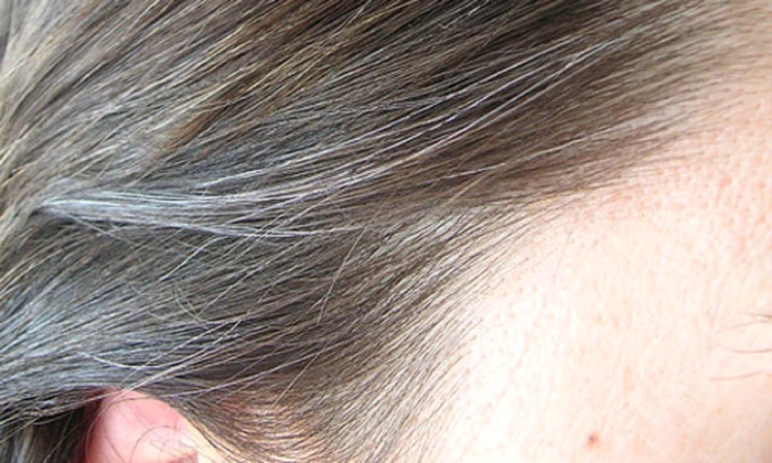 Domácí barva na vlasy, která vás zbaví bílých vlasů. Potřebujete 4 přírodní ingredience