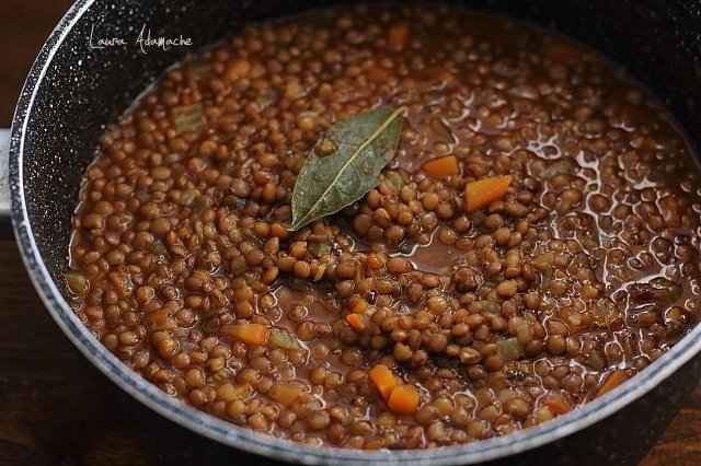 Čočkový pokrm, jednoduchý italský recept, bez masa