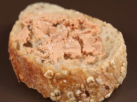 Chléb se semínky, kachní paštikou a fleur de sel