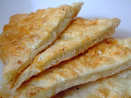 Recept Koláče s bramborami a česnekovou omáčkou