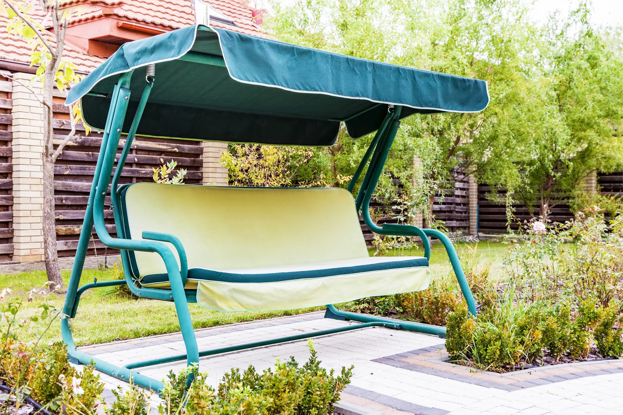 Kompletní průvodce výběrem zahradní houpačky: od konstrukce po čalounění a doplňky