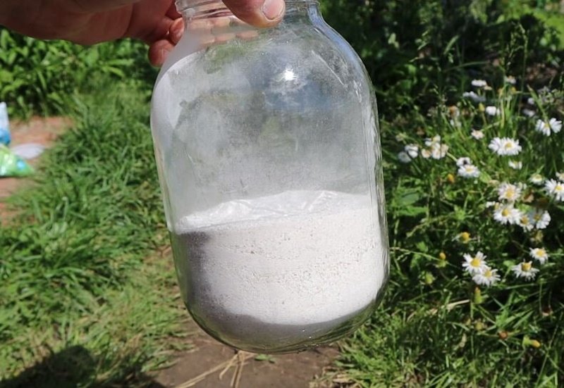 Na jaře si připravuji pod mé třešně a švestky toto hnojivo. Nedovolí mým ovocným stromům odpočívat.