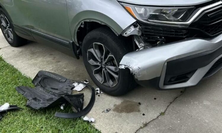 Žena, která našla své auto poškozené, se podívala na bezpečnostní kamery a byla v šoku. Kdo byli pachatelé?