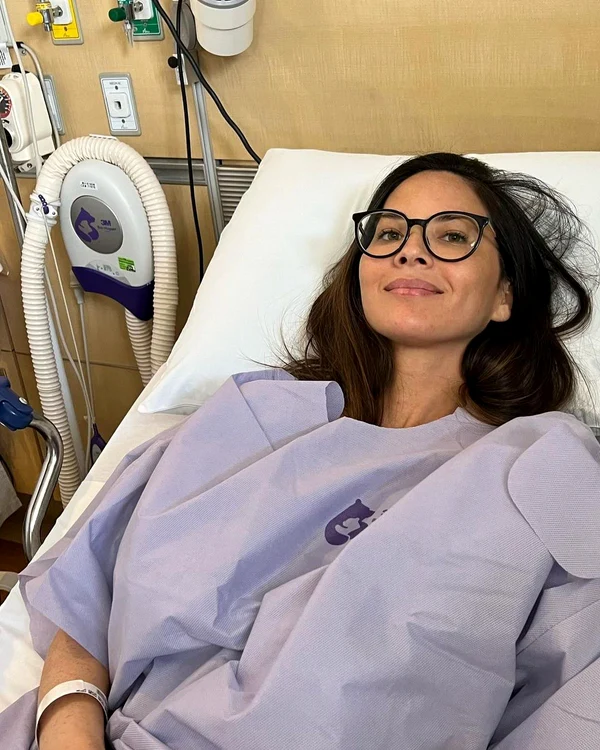 Olivia Munn na nemocničním lůžku poté, co jí byla diagnostikována rakovina prsu