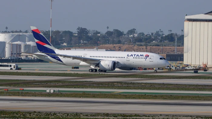 Letadlo společnosti Latam Airlines zaparkované na letišti