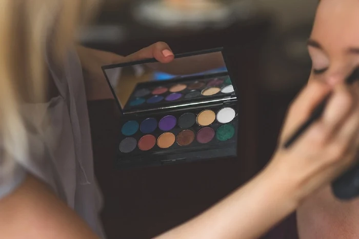 Proč byste měli začít nanášet make-up prsty / foto: Pixabay