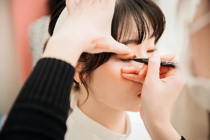 Linky nakreslené fixem dodávají makeupu wow efekt / foto: Pixabay