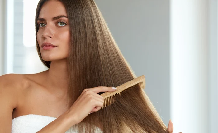 Zapomeňte na nůžky! Virální trik na TikTok, který vám pomůže získat dlouhé a hedvábné vlasy