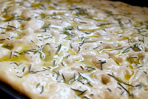 Focaccia alla genovese potřená olejem