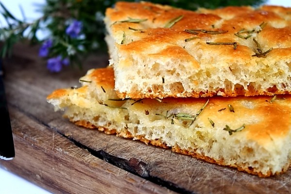 Focaccia alla genovese - poslední detail