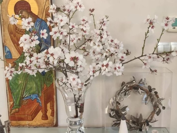 Plný Tolisových fotek, květin, starožitností: Klasický dům Angely Gerekou v Panorama Voulas
