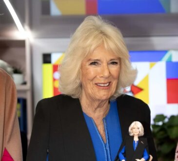 Královna Camilla dostává panenku Barbie, která vypadá jako ona: „Udělal jsi mě o 50 let mladší“