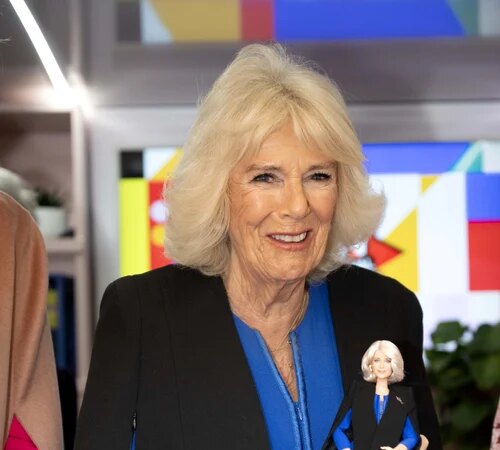 Královna Camilla dostává panenku Barbie, která vypadá jako ona: „Udělal jsi mě o 50 let mladší“