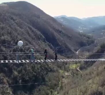 Nejvyšší visutý most v Evropě se nachází v zemi, kterou zbožňují Rumuni. Má délku téměř 520 metrů