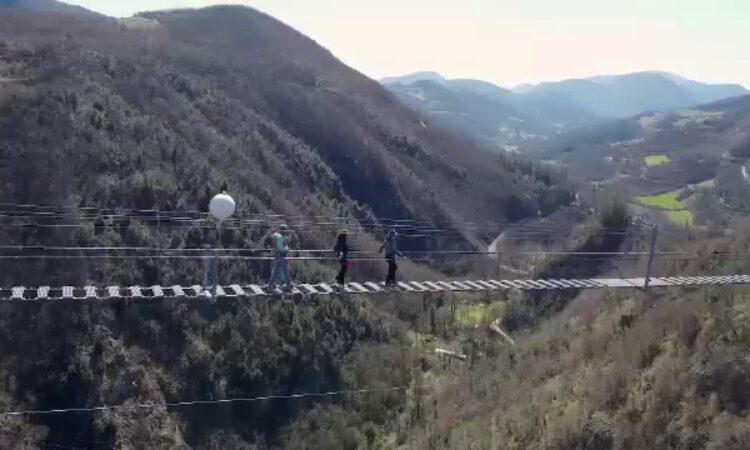 Nejvyšší visutý most v Evropě se nachází v zemi, kterou zbožňují Rumuni. Má délku téměř 520 metrů