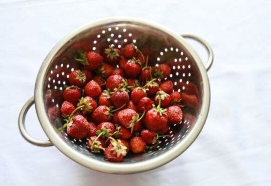 Диетологи рассказали, каким людям нельзя есть много ягод