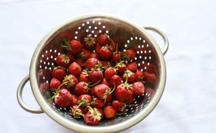 Диетологи рассказали, каким людям нельзя есть много ягод