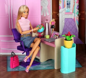 Panenka Barbie má 65 let! Jak společnost Mattel oslavila své výročí