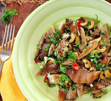 Salata picanta cu ciuperci pleurotus farfurie