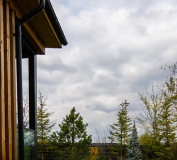 Pozemek kolem domu, nerovný a udusaný, se stal bohatou zahradou s různými druhy rostlin, cestičkami a kamenným krbem