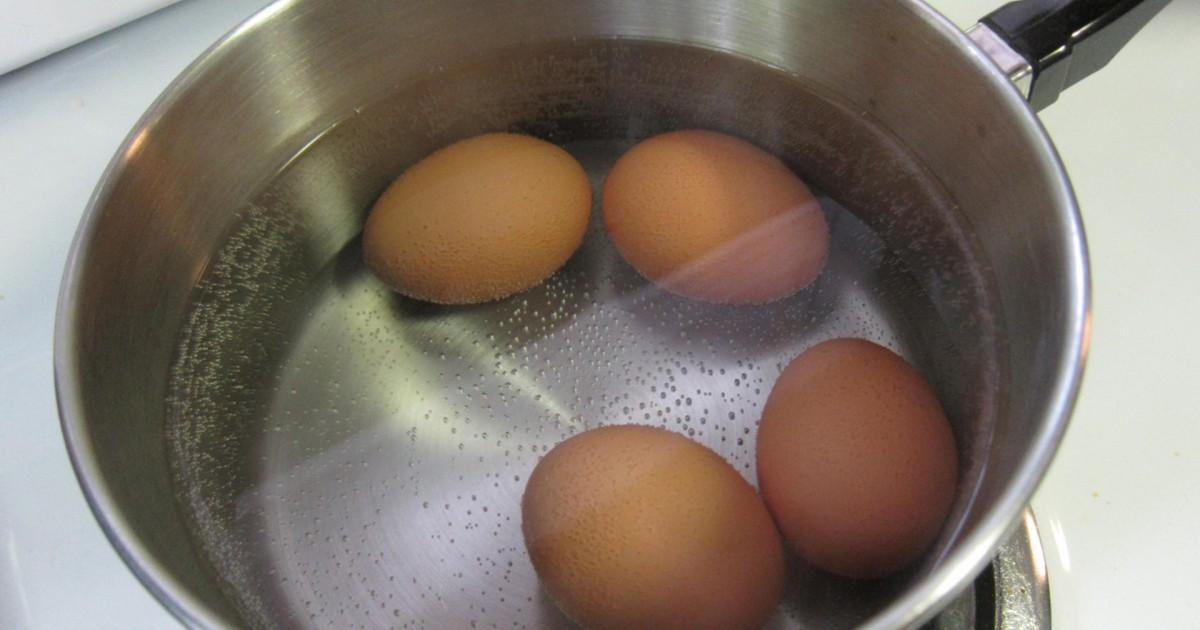 Praskla si velikonoční vajíčka? Podívejte se na super trik, který problém vyřeší