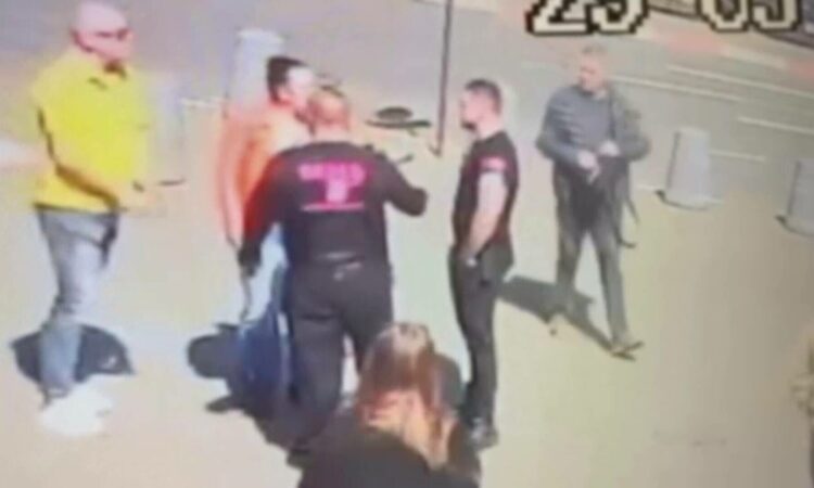 Strážce v obchodním centru ohrožoval pistolí patron kasina. Banální důvod, který ho vedl k domácímu vězení
