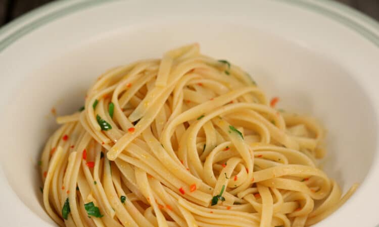 Těstoviny aglio, olio a peperoncino