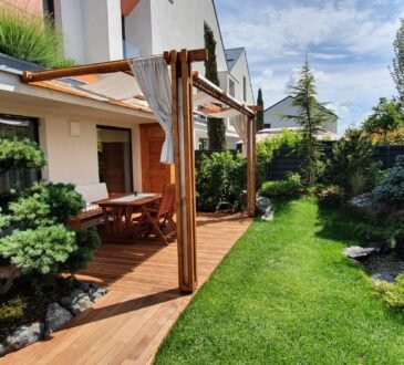 Zahrada o rozloze 60 metrů čtverečních s vodopádem a dřevěnou terasou v Pipera