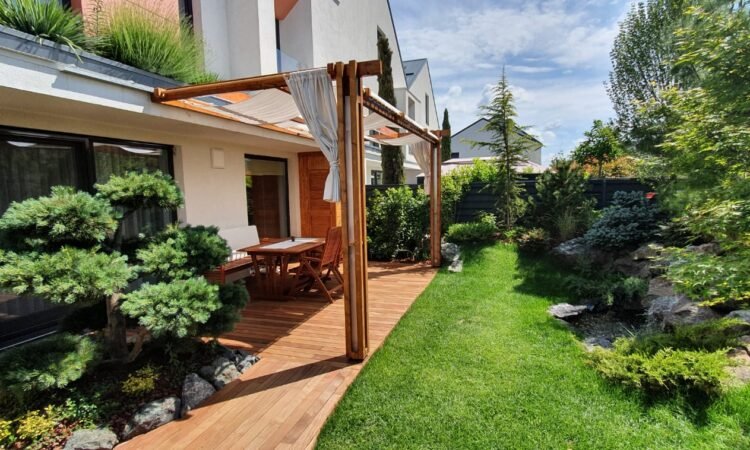 Zahrada o rozloze 60 metrů čtverečních s vodopádem a dřevěnou terasou v Pipera