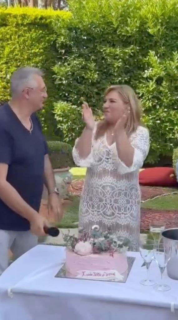 Definice bohatství: Dům Despiny Moiraraki má bazén, zelenou zahradu a drahé koberce na stěnách